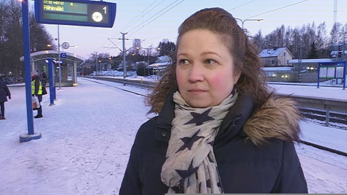 Nainen osoittaa mieltään Hämeenlinnan asemalla.