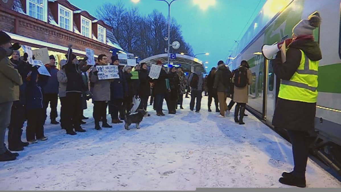 Mielenosoittajia Hämeenlinnan rautatieasemalla.