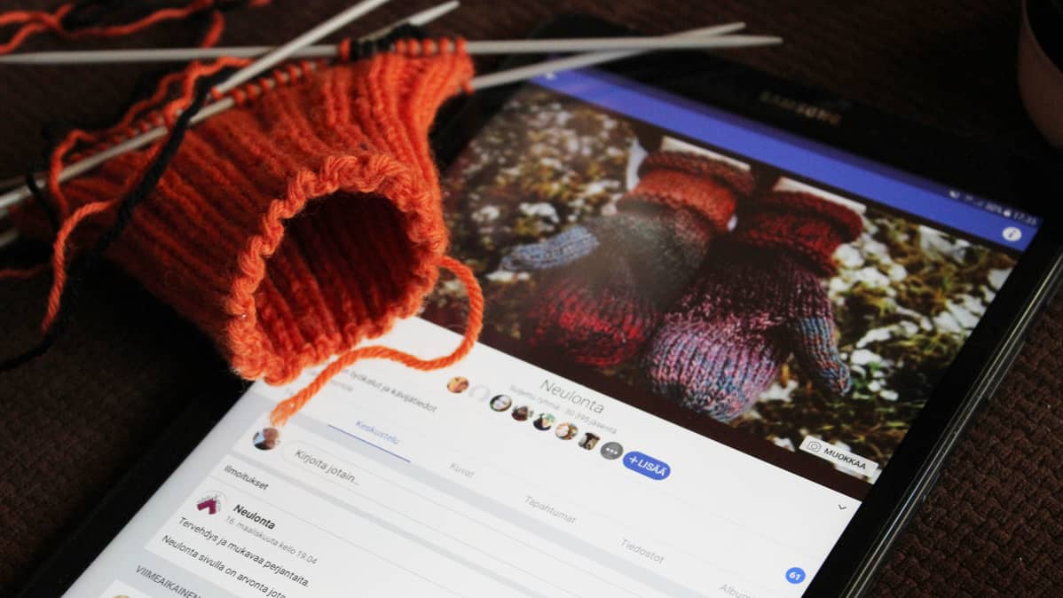 Tabletilla facebook auki, vieressä keskeneräinen käsityö