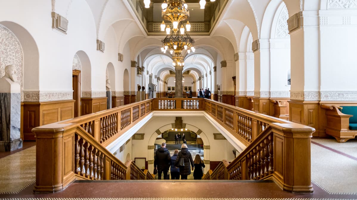 leveä portaikko palatsissa