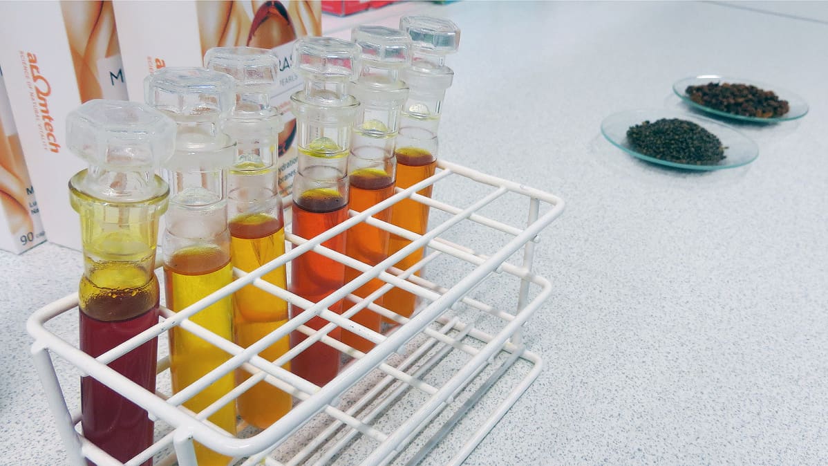 Tyrniöljyjä laboratoriossa