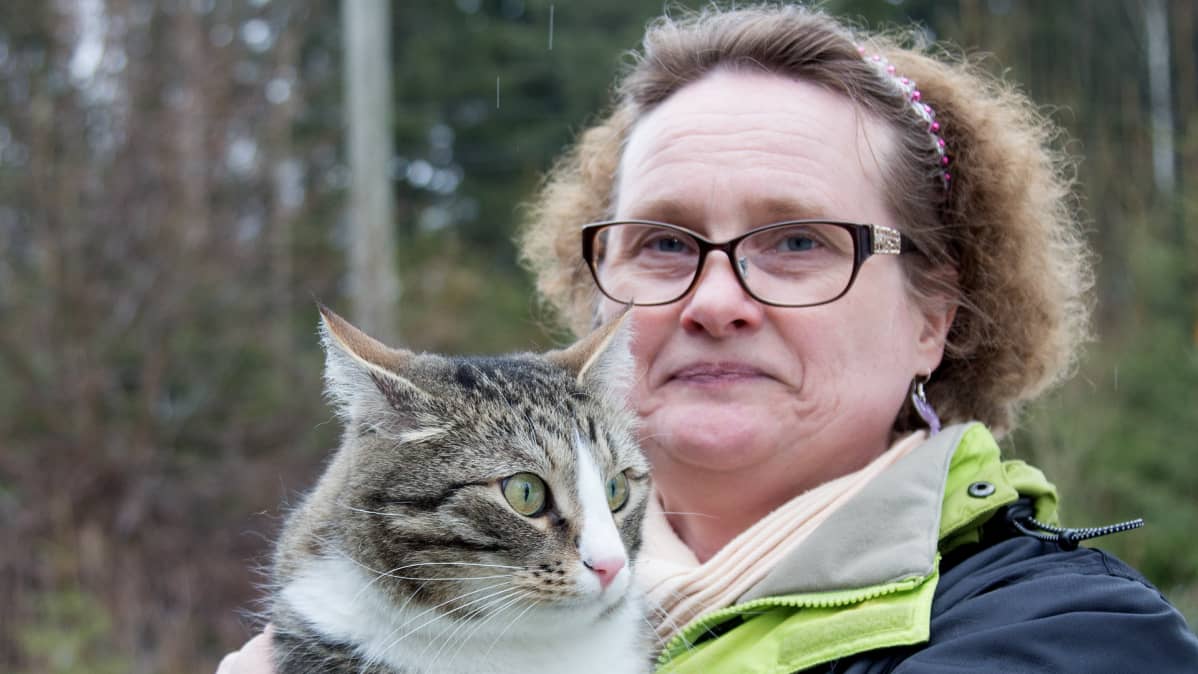 Sankarikissa Happy omistajansa Tiina Virtasen sylissä
