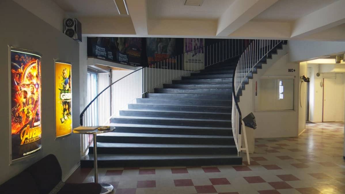 Maakuntatalon portaikko ja ala-aula 2018.