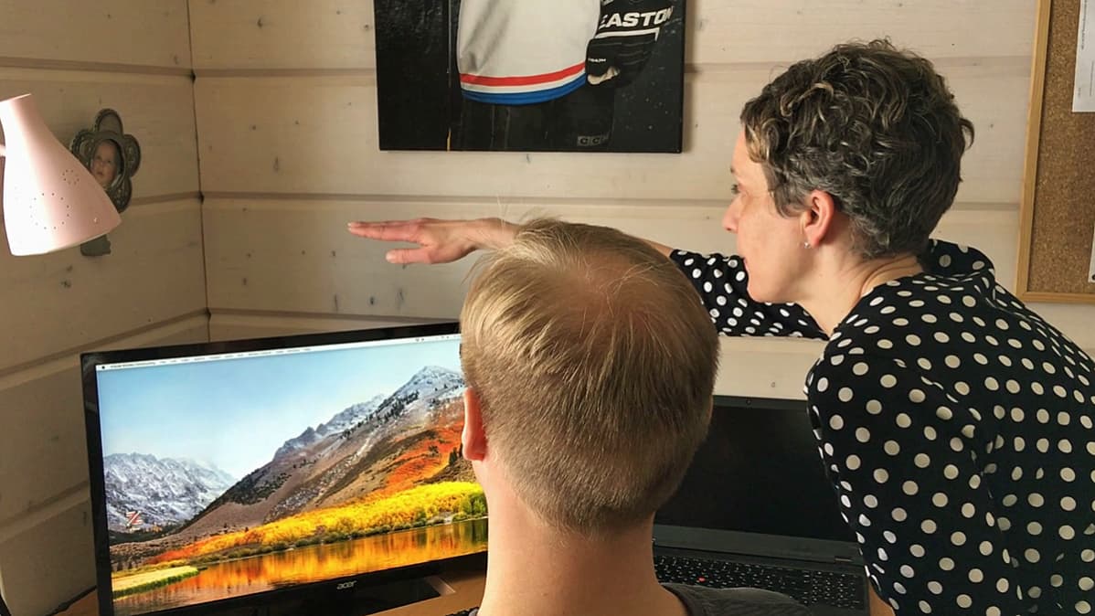 Työterveyslaitoksen Erja Sormunen opastaa Juha-Matti Jääskelälle näyttöpäätteen oikeaa korkeutta.