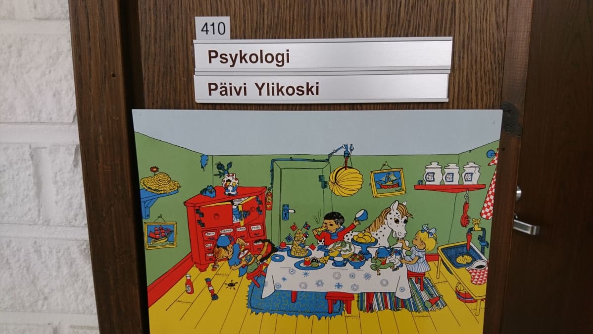 Psykologi Päivi Ylikosken kyltti ovessa