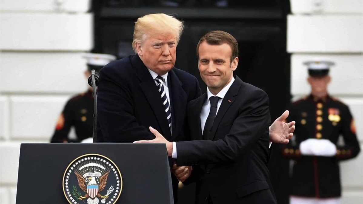 Donald Trump ja Emmanuel Macron syleilevät.