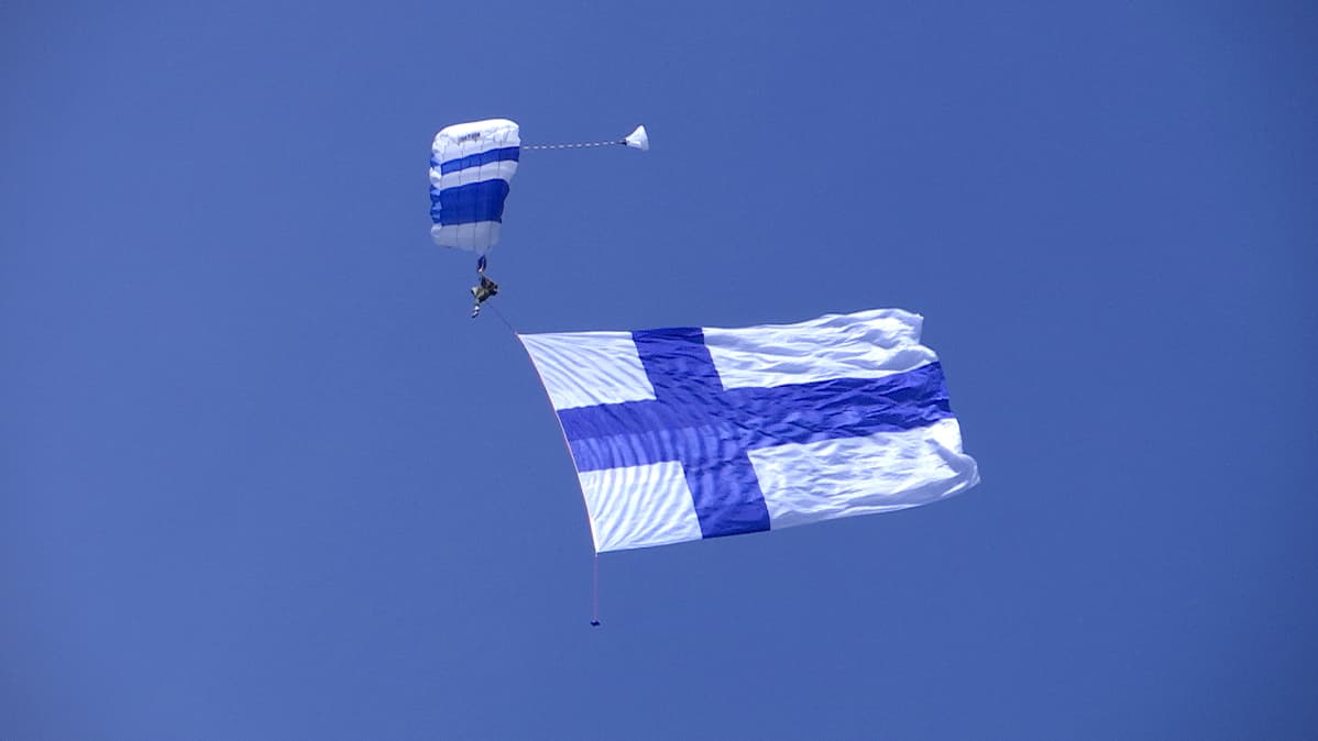 Suomen lippu taivaalla