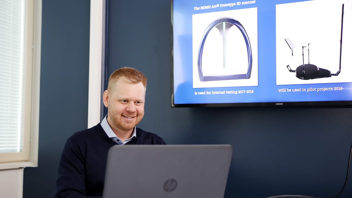 Johan Wirta, toimitusjohtaja Nomo Technologies, taustalla 3D skannerimalleja.