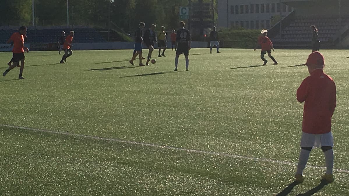 MyPan juniorit toimivat hyväntekeväisyysottelussa pallopoikina.