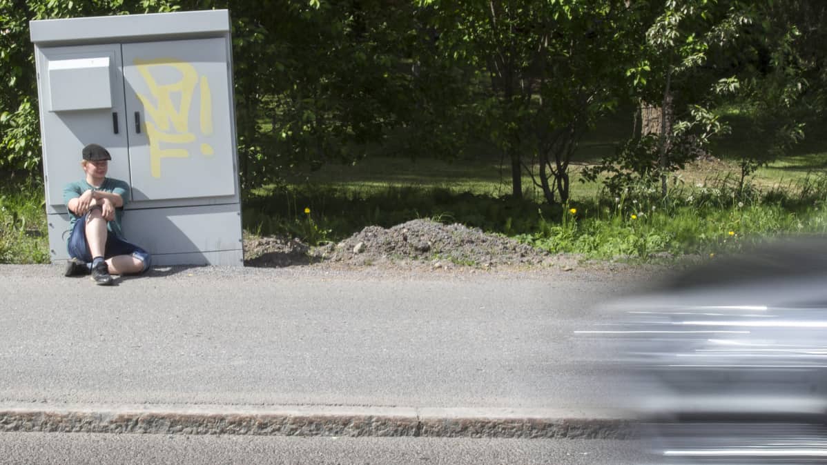 Ante Tamminen istuu jalkakäytävällä Nokialla.