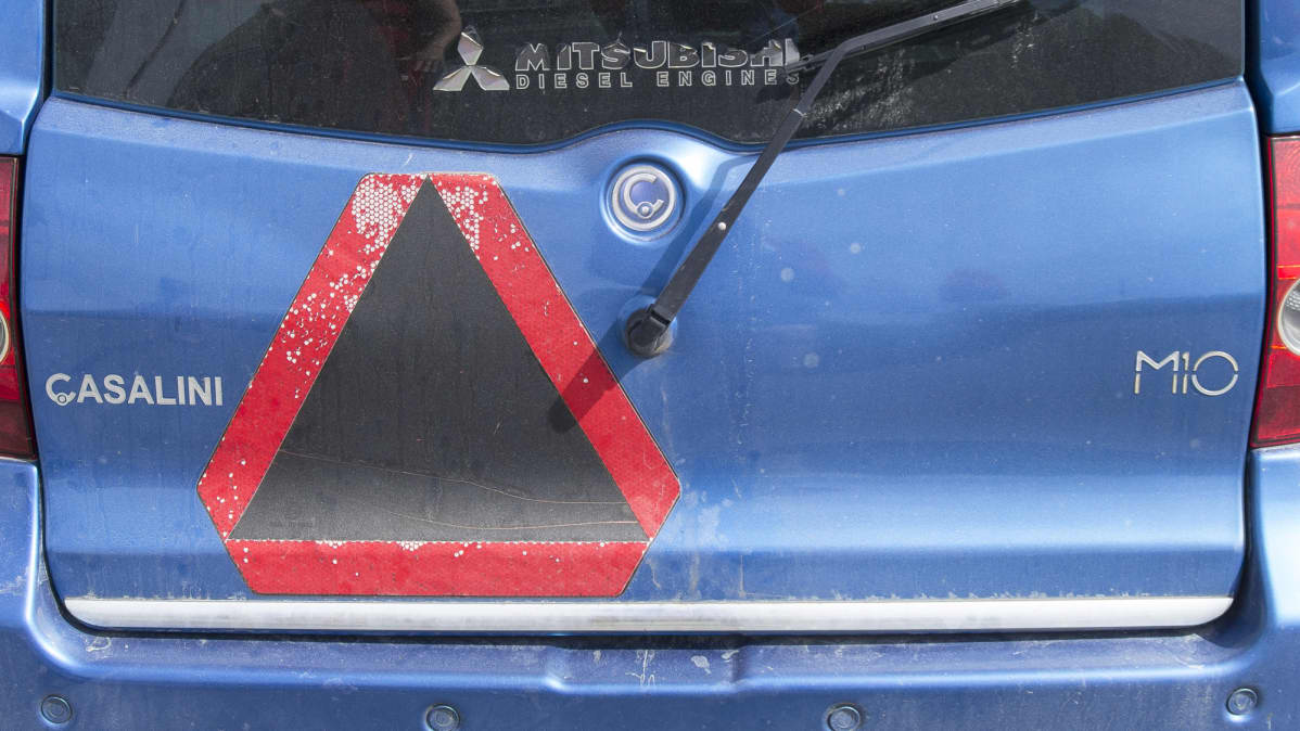 Mopoauton varoituskolmio herättää tunteita.