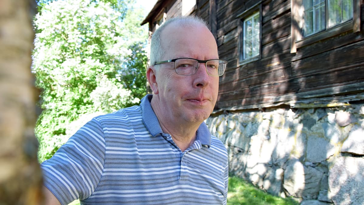 Mies koivun katveessa