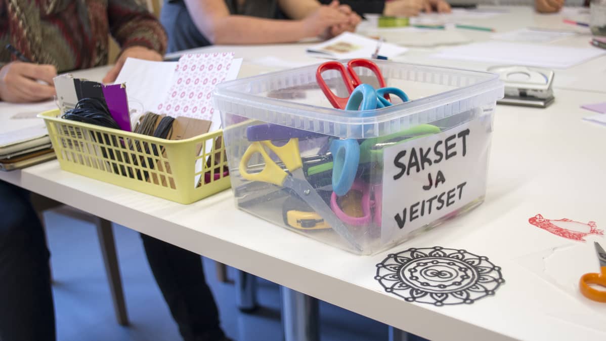 Kuvassa askarteluvälineitä kuten sakset.