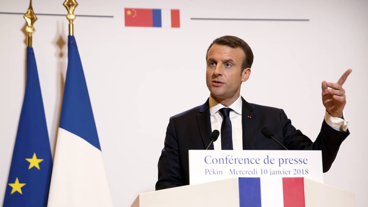 Emmanuel Macron puhuu Pekingissä.