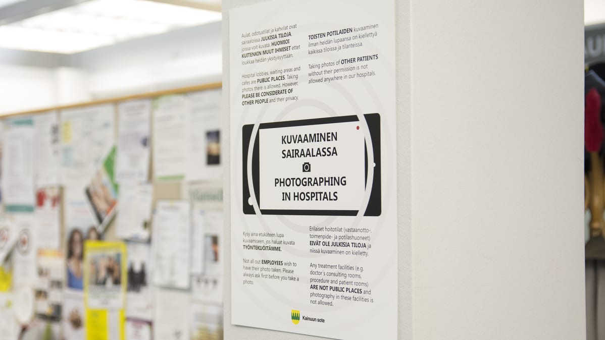 Kuvassa sairaalan seinällä oleva ohjeistus sairaalassa kuvaamisesta.