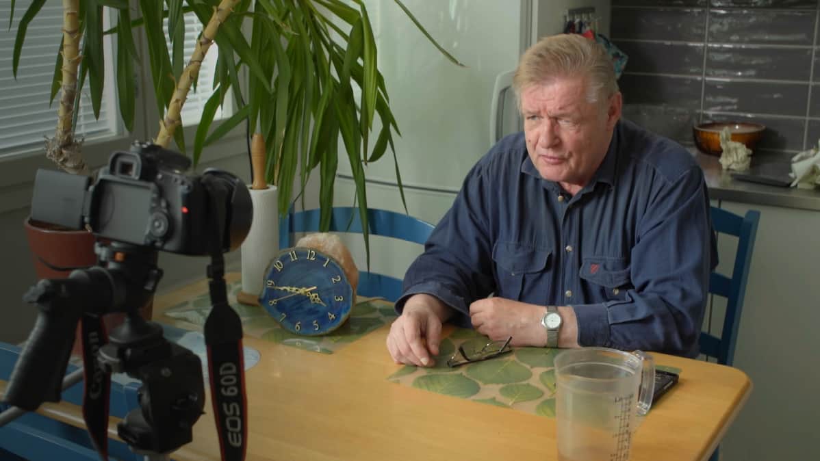 - Terve, otetaan tällainen kevyt haaste, pikkaisen mustaa makkaraa, Hannu Kanerva aloittaa videonsa.