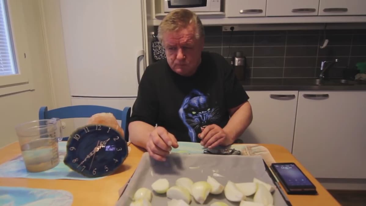 - Ensimmäinen syömisvideo minkä tein oli kilo raakaa sipulia, Hannu Kanerva kertoo.