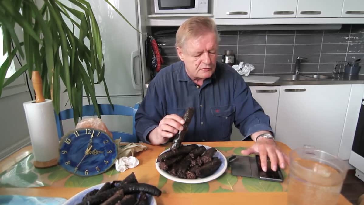 - Hyvää ruokahalua, aika alkaa nyt, sanoo Hannu Kanerva ja painaa ajanoton päälle.