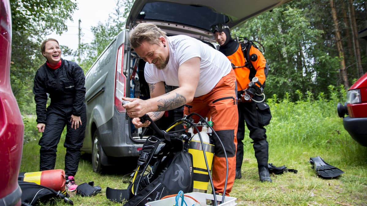 Tero Möttönen kavereineen nauraa laittaessa laitteita kuntoon.