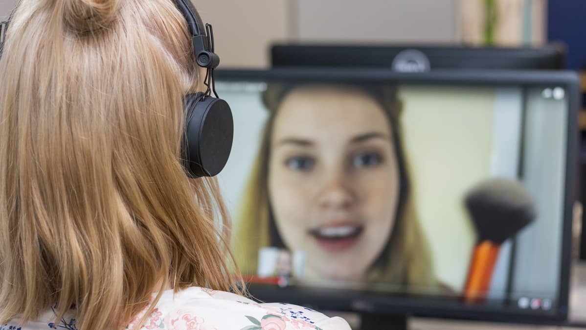 Nainen katsoo tietokoneelta videota.