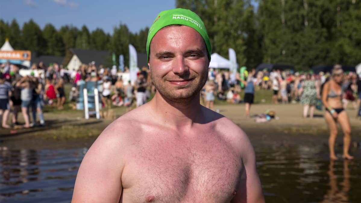 Atte Kangas rinta paljaana Linnunlahden rannalla keskellä Ilosaarirockia.