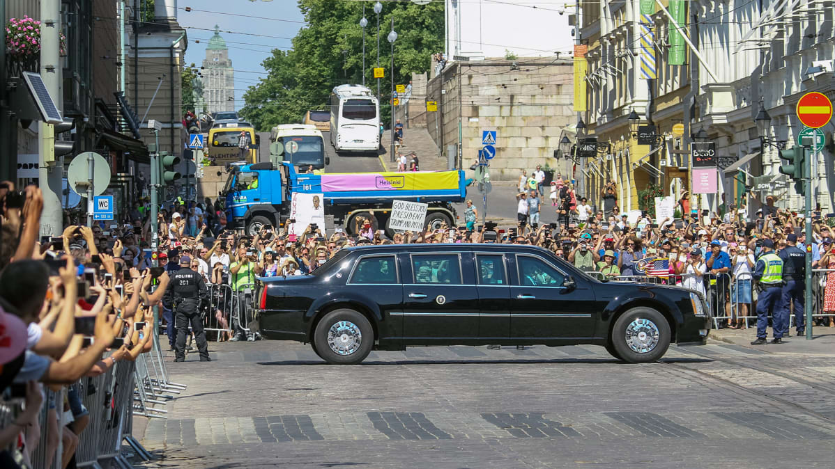 Donald ja Melania Trumpia kuljetetaan kohti presidentinlinnaa.