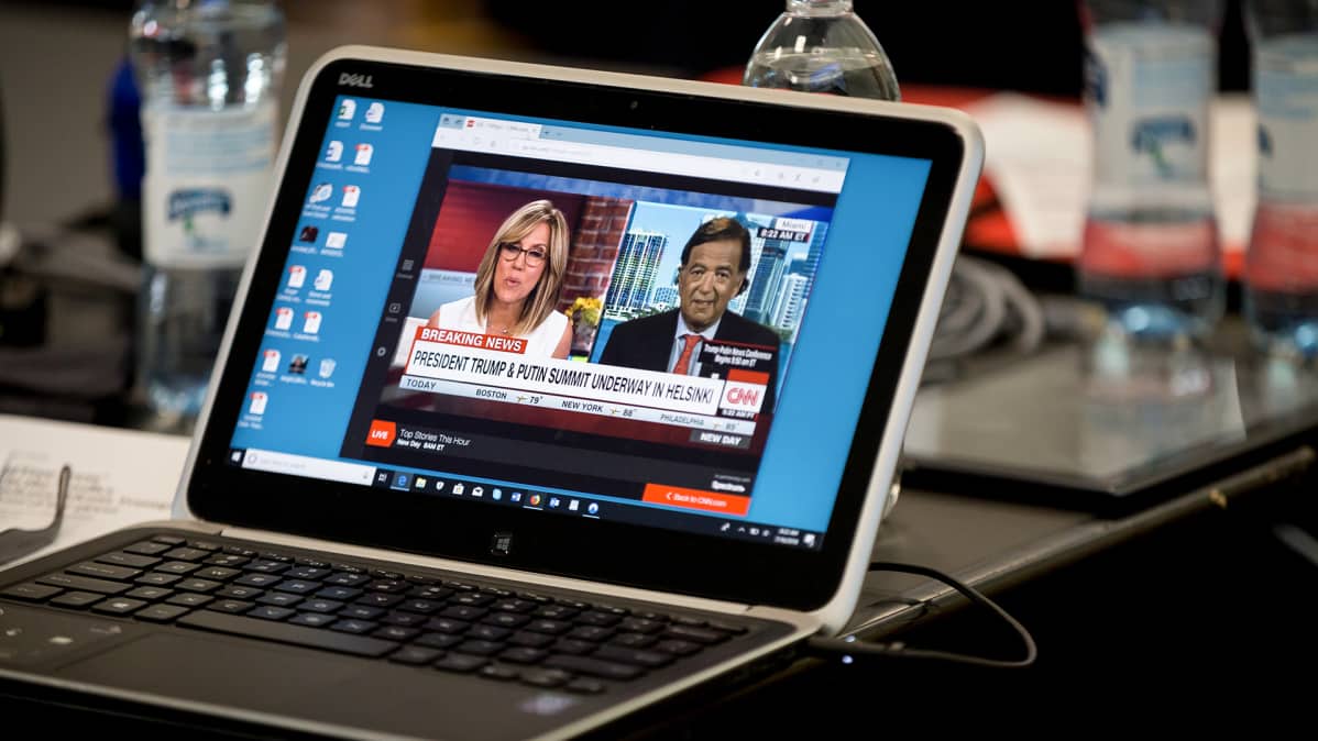 CNN:n uutislähetys koneen näytöllä.
