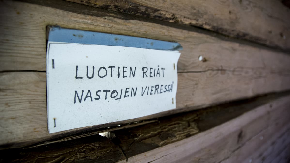 Aitan seinässä on kolmisenkymmentä luodin reikää.