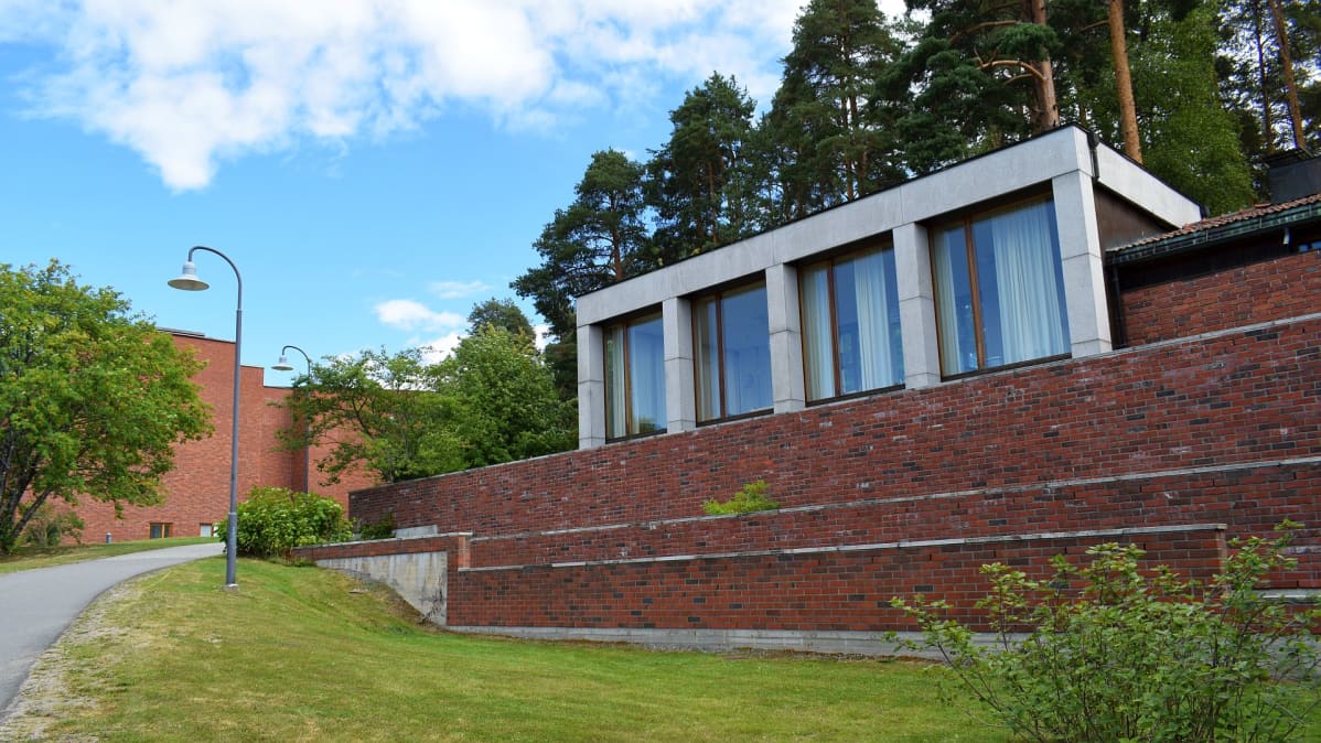 Jyväskylän yliopiston päärakennus ja Lyhty.