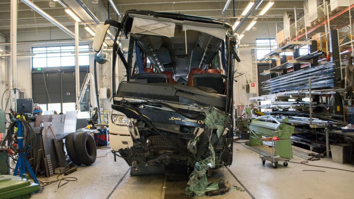 Kuopion bussiturman onnettomuusbussi teknisessä tutkinnassa.
