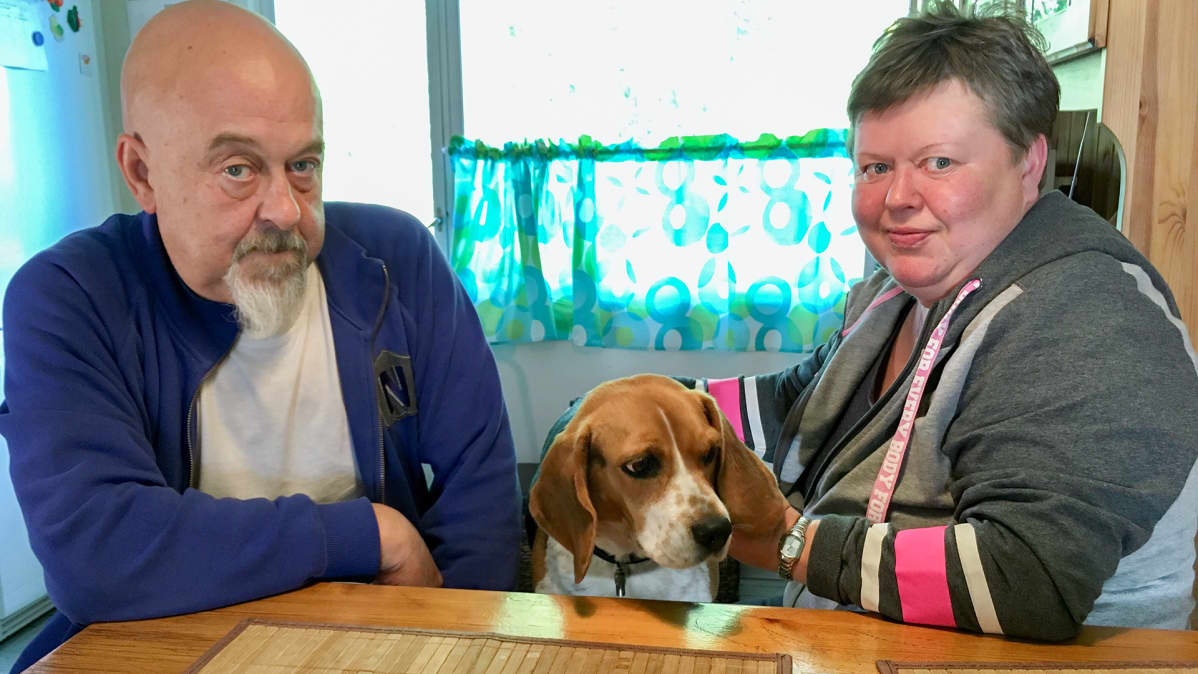 Tarja Rönkkö, Osmo Heikkinen sekä keväinen perheenlisäys Emma (beagle)