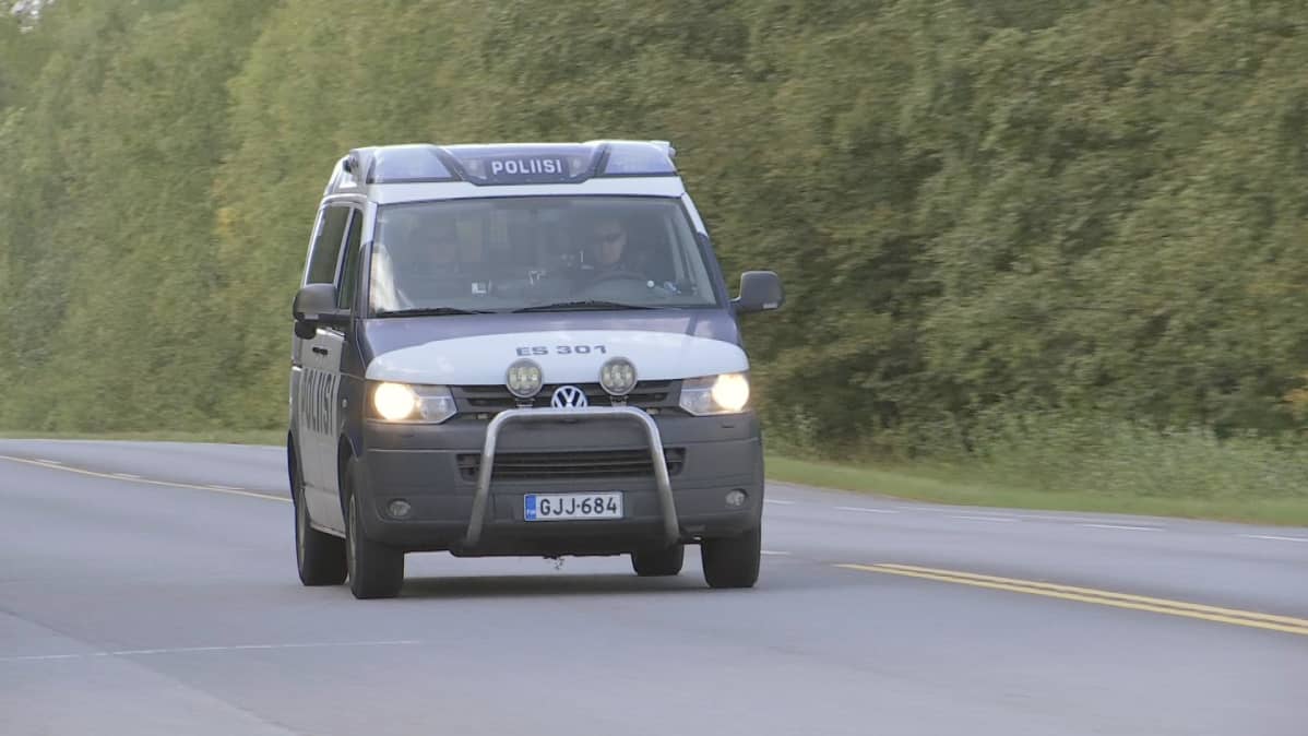 Poliisiauto ajaa vitostiellä.