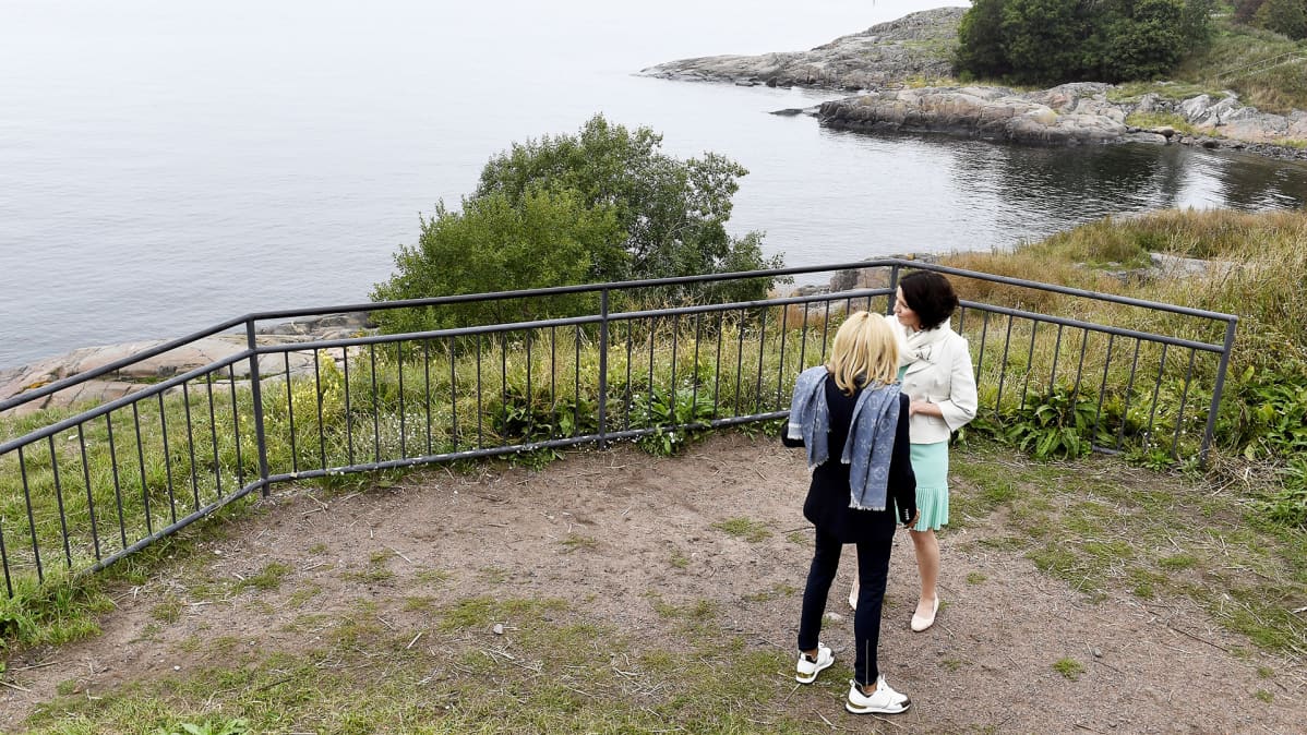 Brigitte Macron ja Jenni Haukio Suomenlinnassa.