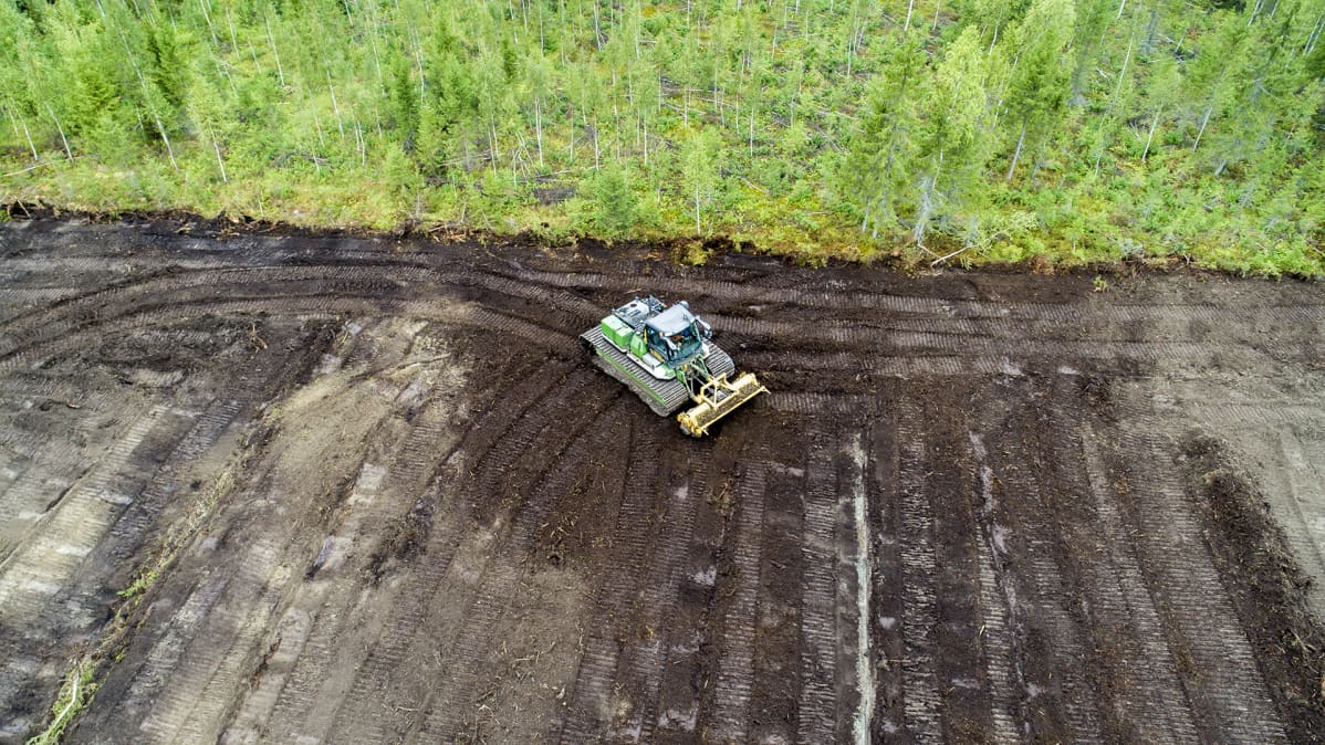 Ilmakuva työkone raivaa peltoa