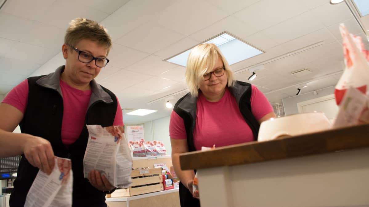 Lemmikki Oy:n myyjät Ulla Lipponen-Lindqvist ja Anna Kärkkäinen laittavat kissanruokapusseja hyllylle
