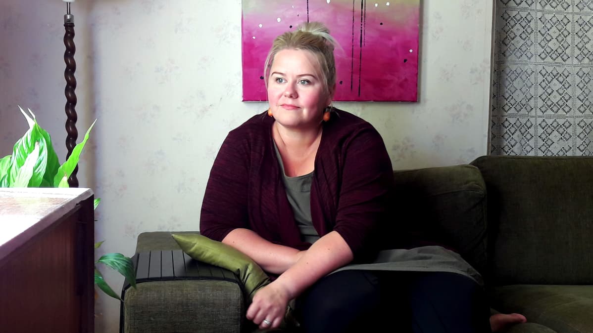 Elisa Hillgén situu sohvalla