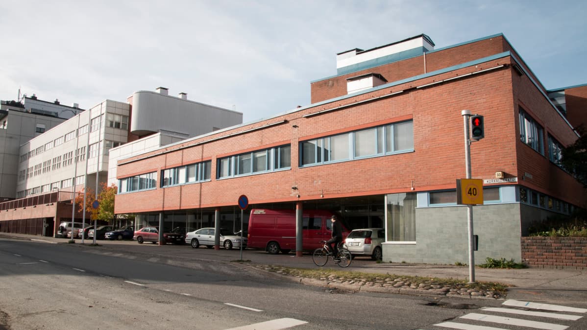 Koko iso kiinteistö on tyhjillään