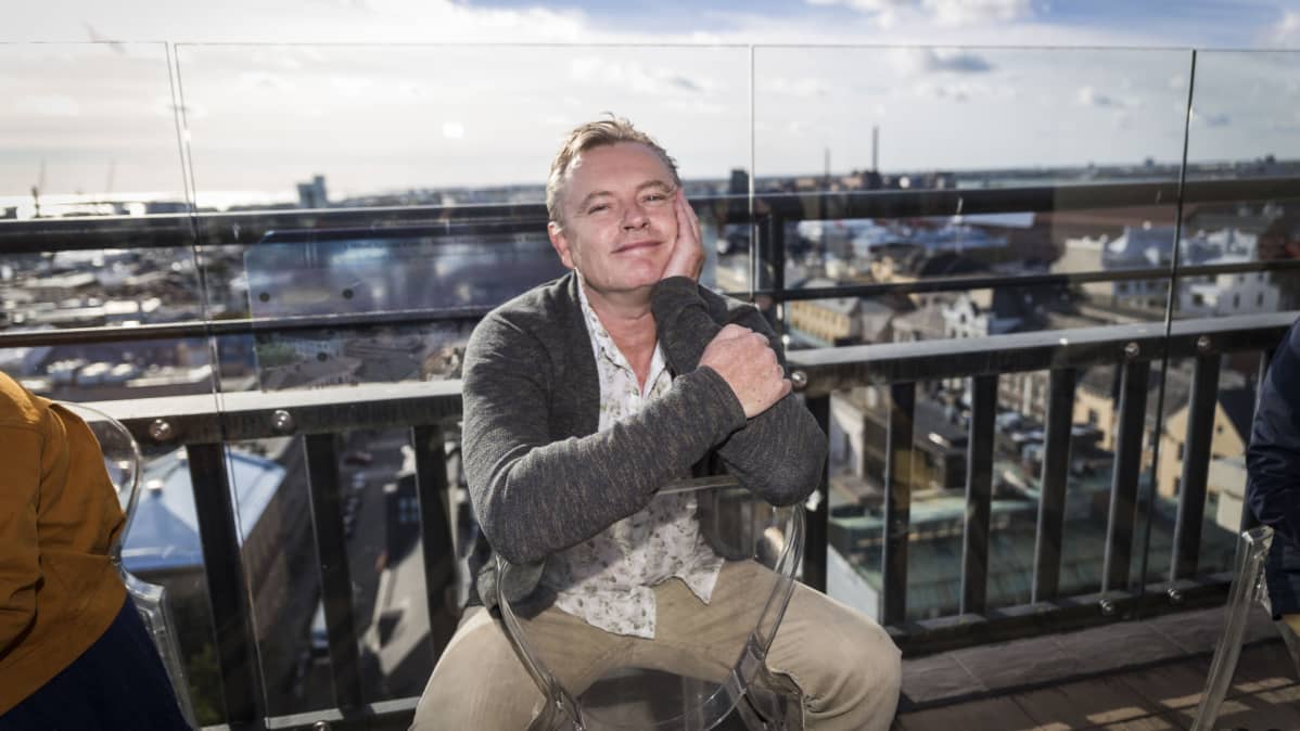 Stephan Elliott hotelli Tornin kattoterassilla.