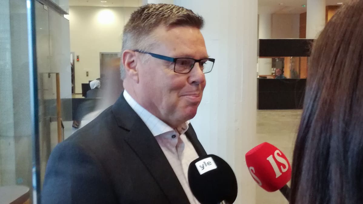 Jari Aarnio lehdistön ympäröimänä oikeustalolla 2. lokakuuta 2018.