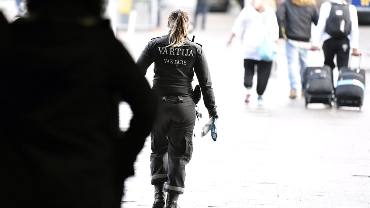 Vartija Helsinki-Vantaan lentoasemalla.
