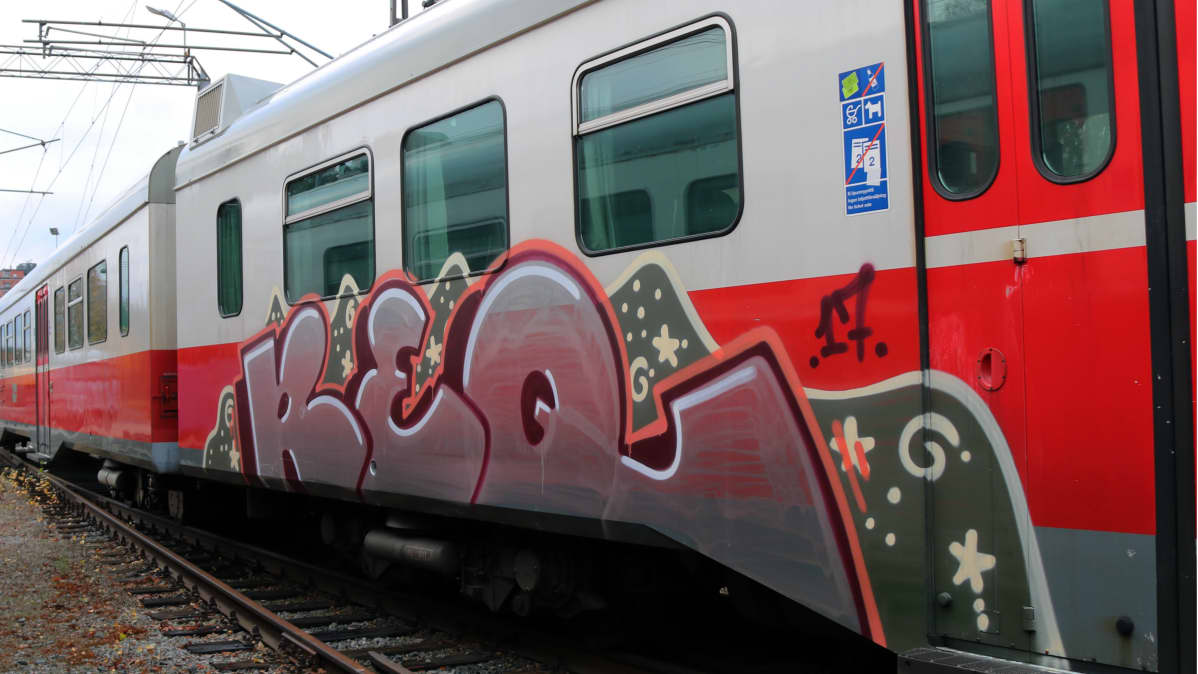Kromigraffiti lähijunan kyljessä