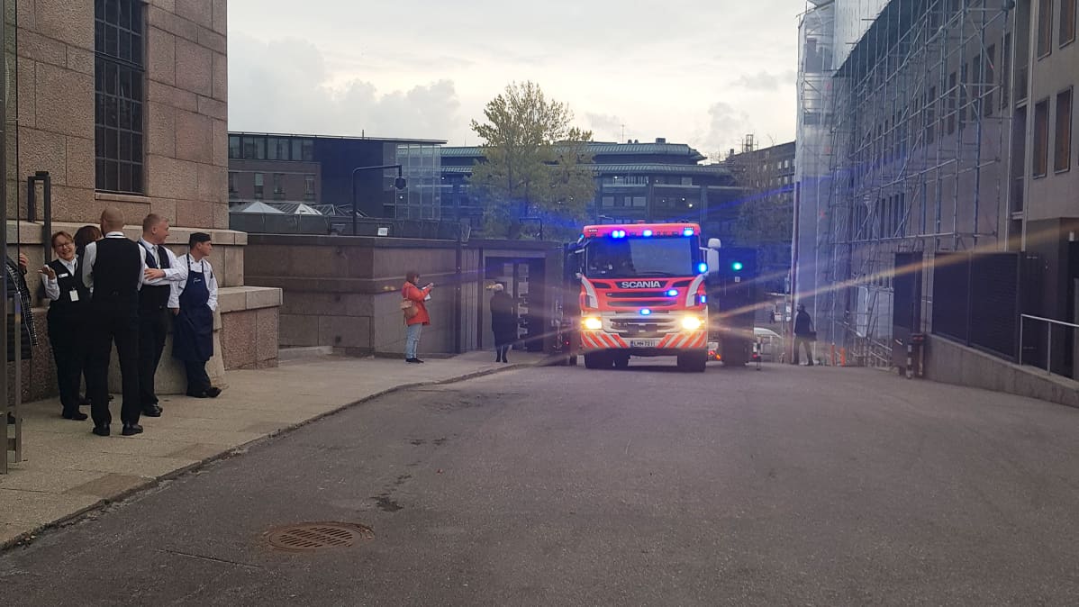 Paloauto Eduskunnan edustalla