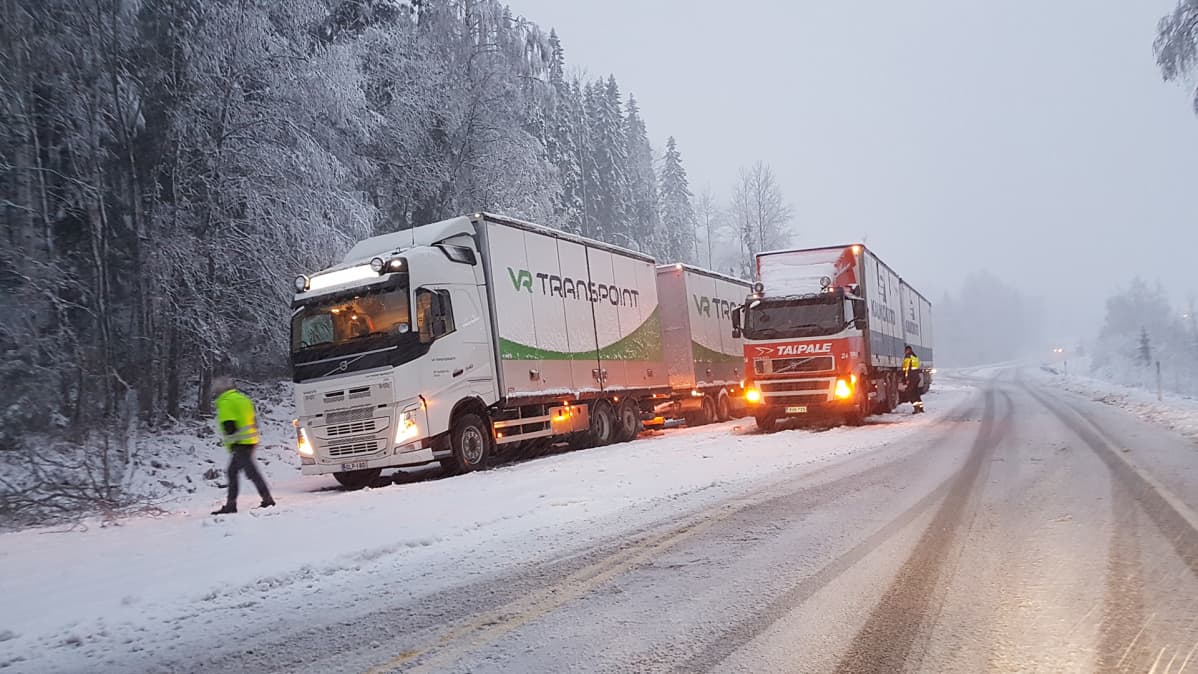 Rekkoja jumissa vt9 Jämsän Juokslahdella menossa Jyväskylän suunnasta kohti Jämsää eli etelään. Henkilöautoliikenne sujuu paikan ohi.