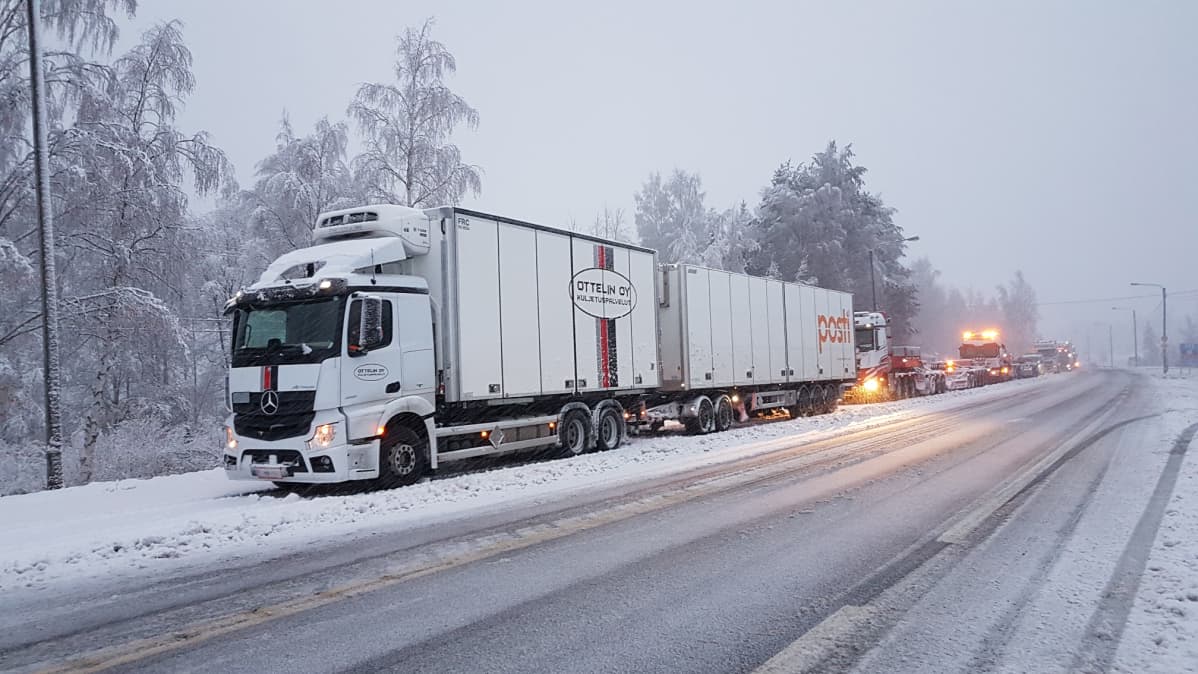Rekkoja jumissa lumipyryssä Ysitiellä.