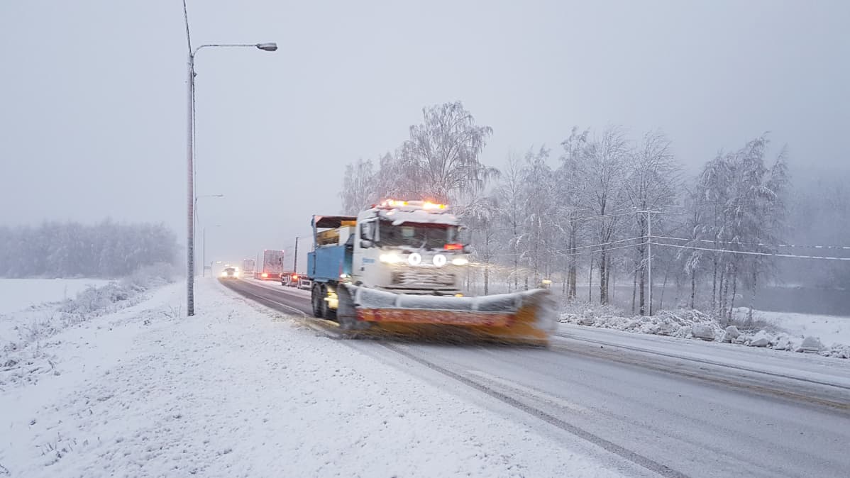 Aura-auto Ysitiellä lokakuun 26. päivän lumikaaoksessa.