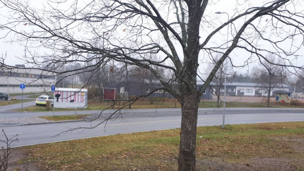 Poliisiauto koulun edustalla