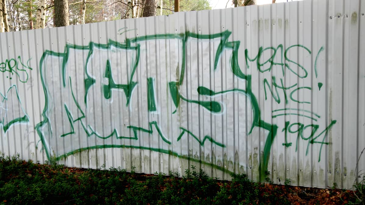 Joensuun tiettävästi vanhin säilynyt graffiti kuvattuna syksyllä 2018.