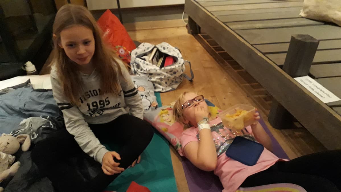 Raumalaisia koululaisia museoyössä