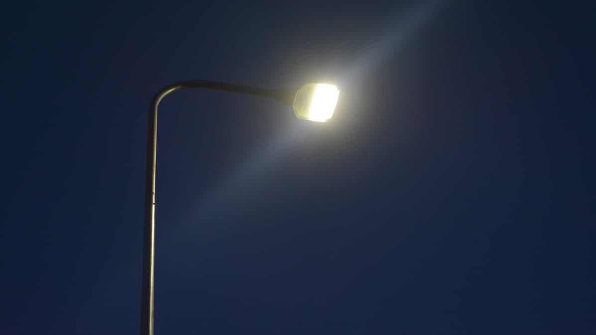Led-lampulla varustettu katuvalo.