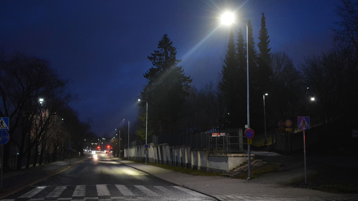 Ledvalojen valaisema katu